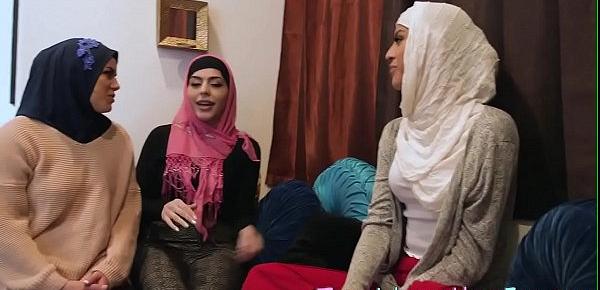  Amateur arabic slut bounces on huge dick